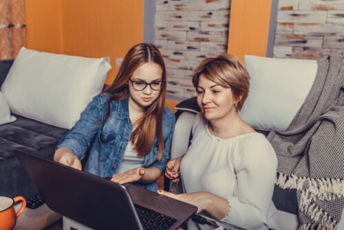 mother daughter laptop