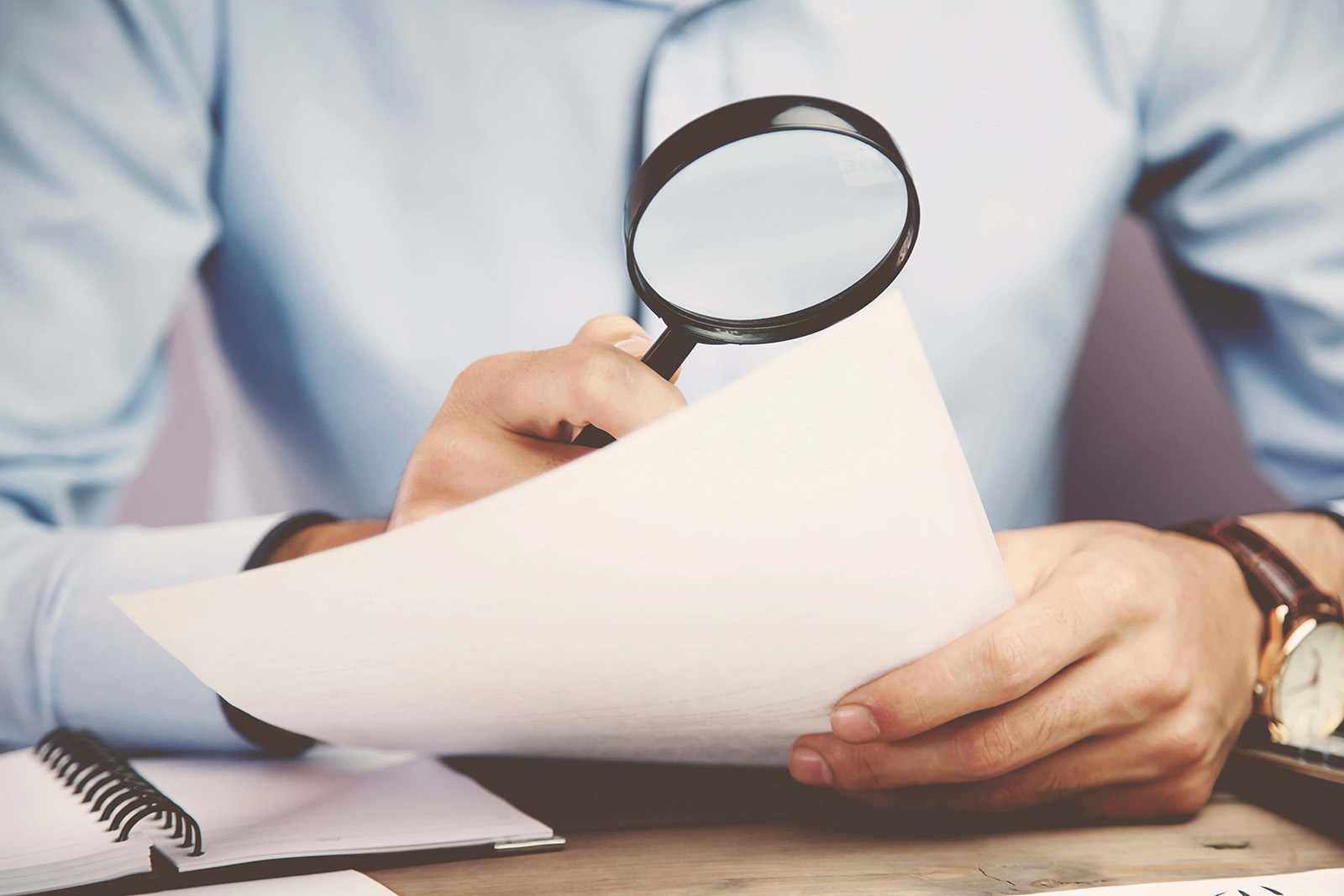 man hand magnifying
